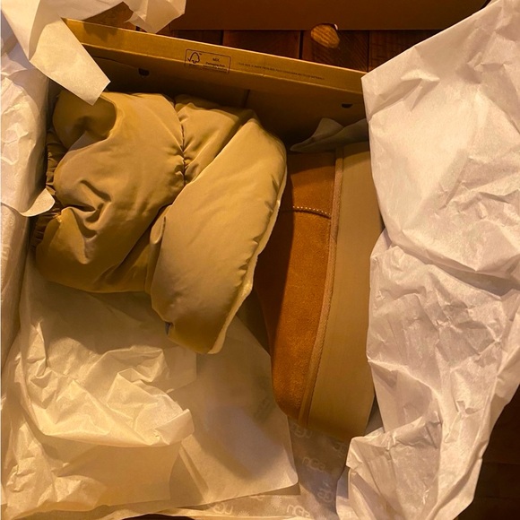 Brand New Ugg Classic Mini Dipper - Picture 2 of 8